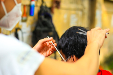 Thợ cắt tóc dương tính SARS-CoV-2, Hà Nội khẩn tìm người