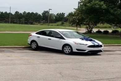 Cô giáo bật khóc khi được phụ huynh tặng ô tô vì tiền đâu để đổ xăng?