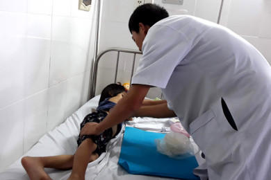 Ninh Thuận: Bạo hành bé gái 6 tuổi, nghi phạm bị khởi tố