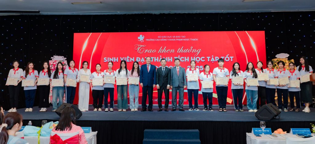 Khen thưởng sinh viên trường cao đẳng y khoa phạm ngọc thạch